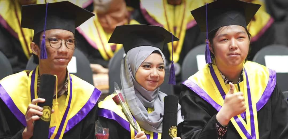 Wisuda Politeknik Praktisi Bandung